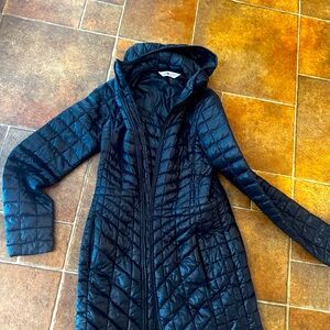 North Face black lightweight long puffer jacket . Good condition . XS